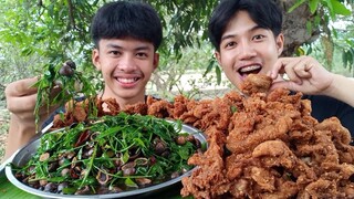 ผัดเห็ดถอบผักหวานป่า เมนูหายาก กินพร้อมกับหนังไก่ทอดกรอบ.