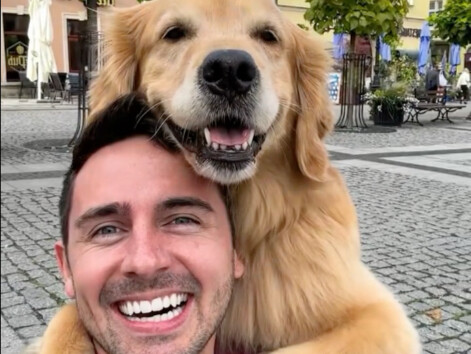 Chú chó biết tự chụp ảnh cùng chủ