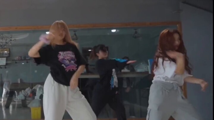 Những cô gái không tự tin hãy nhảy cho tôi xem!