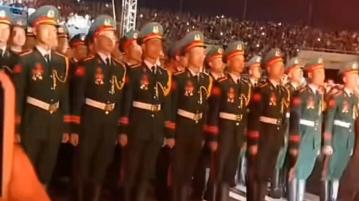 This time, the Hanoi girl’s voice is even fiercer than that of the Ho Chi Minh City southern girl la