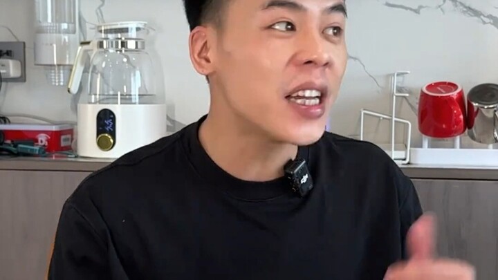 شخص واحد يستمتع بحنان أمين مختلفين