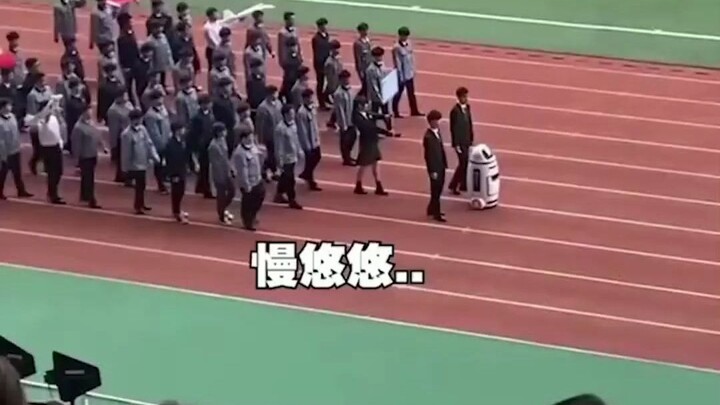 机器人领队行走缓慢，半路被强行拖走引得全场爆笑
