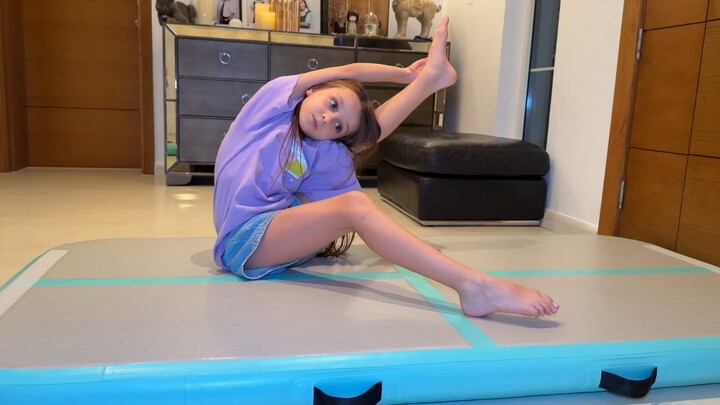 “如何做出剪刀姿势”瑜伽舞蹈教学