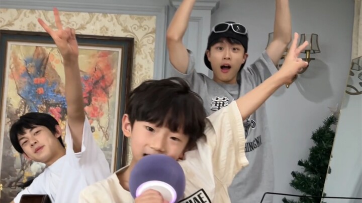 Chúng tôi là cặp đôi khủng long chống sói, tôi không K~ Tôi không K~