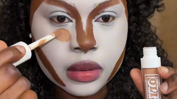 Siswi berkulit gelap makeup: pakai warna putih dulu baru warna hitam, ternyata hasilnya malah nggak 