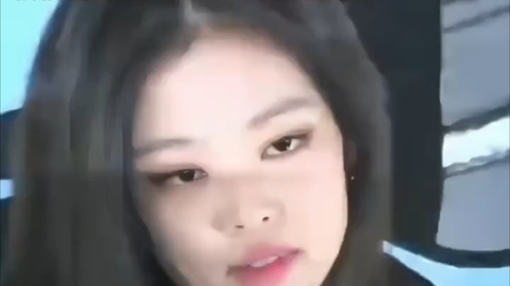 عند مواجهة أضواء الفلاش، لا يرمشن حتى بجفونهنّ؛ إنَّ كفاءتهنّ المهنية حقًا رائعة.