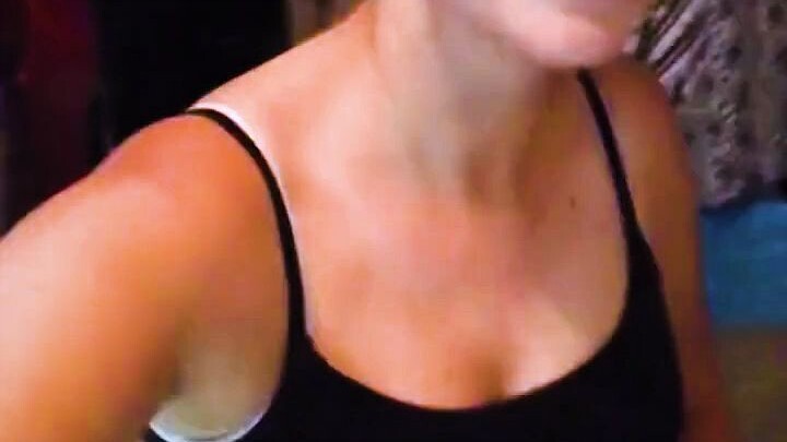 暴风雨，猫妈妈带着六个孩子躲进了库房，房主母女见到后，心立刻被俘获了，并把它们全都收养了