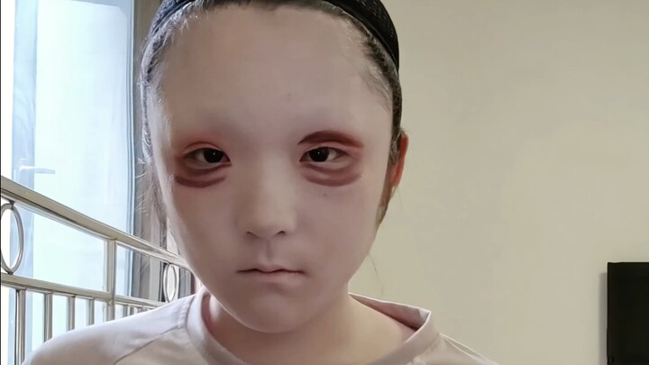 Sedang makeup setengah jalan, begitu lihat diri sendiri langsung ketawa…