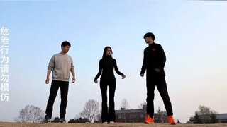 女生和朋友一起合拍视频，成品出来的一刻氛围感拉满  CR:小白驹🇨🇳