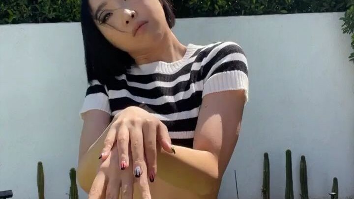 2NE1-Minzy updates her straight-shot video on Instagram
