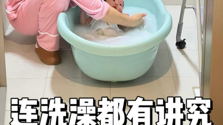 The Correct Newborn Bathing Procedure Taught by a Postnatal Caregiver
