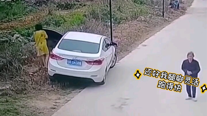 Bà lão linh cảm có chuyện chẳng lành nên đã nhanh chóng bỏ chạy khỏi hiện trường.