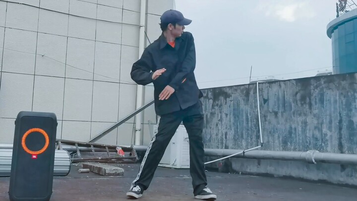 The aunt on the opposite balcony almost reported J