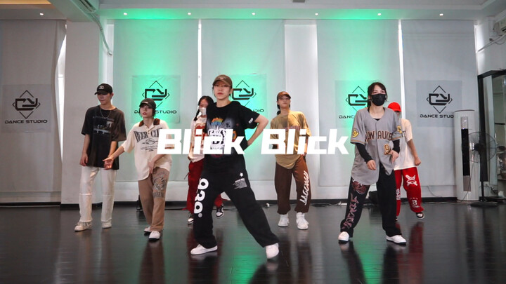 帅了帅了 大框架打铁hiphop课呀  blickblick～