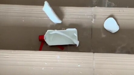 Kompetisi Ledakan Botol yang Digulung di Tangga