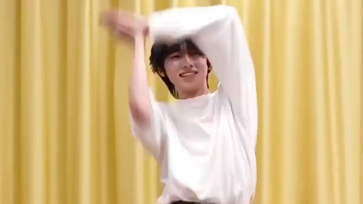 مقطع مصور مباشر فردي بجودة 4K لسونغ يا شوان وهو يرقص على أغنية Violeta لـ izone