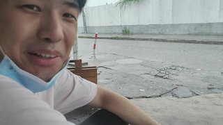 عالق مع الأخ الصغير فراولة في كشك البطيخ، مجبر على عيش تجربة العالم الثنائي)