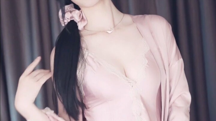 [Klip Langsung] Piyama Sutra Merah Muda + Suspender Berwarna Kulit