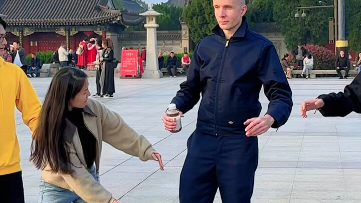 Kolaborasi tari mekanik empat orang dengan teman internasional—kenal nggak sama dewa tari ini?