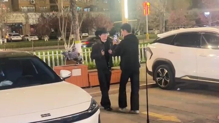 Cũng khiến tôi trở thành góc nhìn của người qua đường luôn rồi