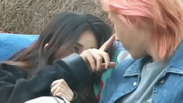 ฮย็อนอาเจอคิมฮโยจงที่มองเธอเต็มตา ขณะที่เธอกำลังดื้อเขาแค่ยิ้มแล้ว