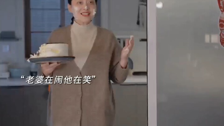 Cô ấy đang hờn dỗi, còn anh thì mỉm cười, luôn luôn cưng chiều cô ấy