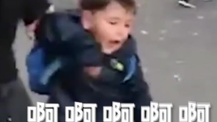 เด็กชายไม่อยากไปโรงเรียน ร้องขอความช่วยเหลือจากคนเดินถนน: ช่วยผมด้วย ผมไม่อยากไปโรงเรียน!