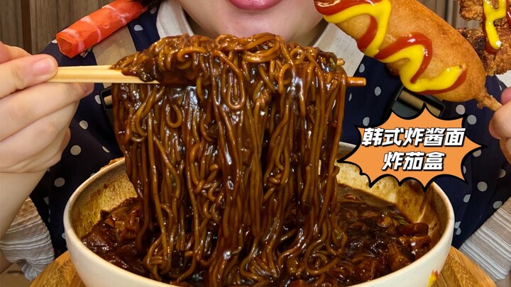 Mì tương đen kiểu Hàn, xúc xích que, chả cà tím chiên, gà viên chiên
