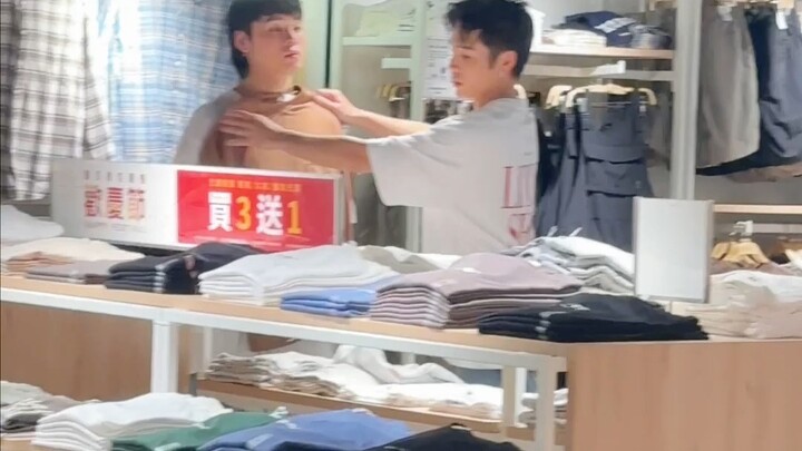 Đang đi dạo phố thì bị fan nhận ra, đành không nhịn nổi nữa 🙄