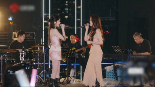 Ouyang Nana และ Chen Zhuoxuan ร่วมงานกันบนเวที "Rain Love" และตอนนี้ฝนก็ยังคงตกอย่างต่อเนื่อง