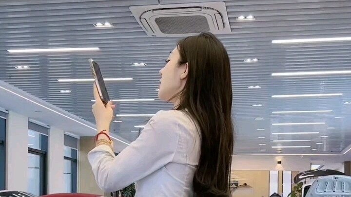 Cô gái bán xe nhảy múa