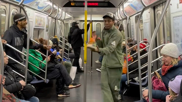 Pertunjukan improvisasi di kereta bawah tanah New York