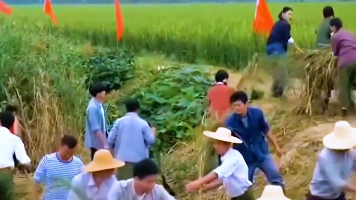 Ia adalah penabuh lonceng sejarah; demi mewujudkan impiannya, sang miliarder pun berubah menjadi ora