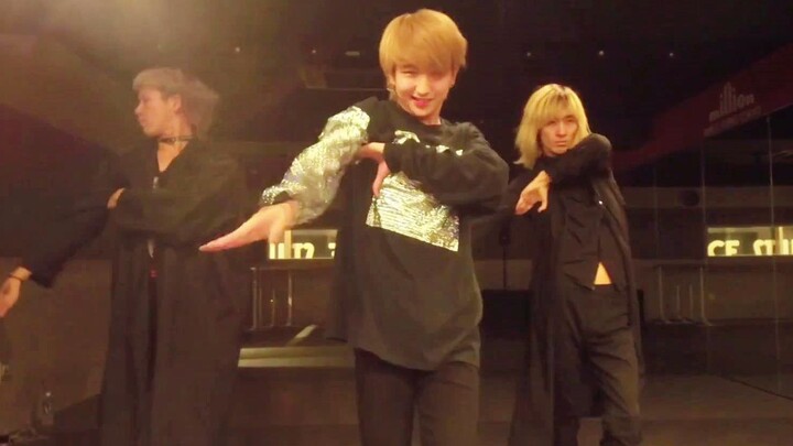 เด็กน้อยสีฟ้าคนนี้น่ารักมาก สายตาน่าหลงใหลสุดๆ! เต้นคัฟเวอร์เพลง P→★ และ UFO สไตล์เร็วสุดๆ ร่วมกับนั