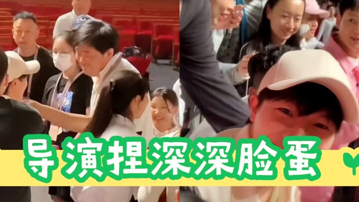 ผู้กำกับทำท่าเอ็นดู หยิกแก้มน้องเซินเบาๆ ฮ่าฮ่าฮ่า