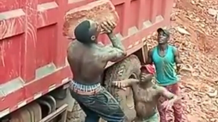 Haha haha, everyday brick-lifting at an African construction site!