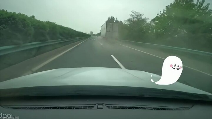 สยองมาก! รถส่วนตัวขับปาดเลนจนถูกบรรทุกใหญ่พัดไปเลย