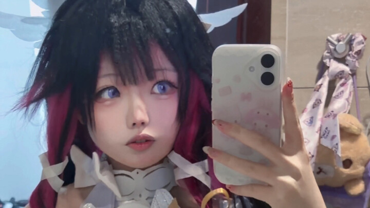 Behind-the-Scenes of a Cosplay Faux Pas by a Young Girl