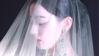 [Dilraba] Nhà thiết kế có lẽ muốn có hiệu ứng này vào thời điểm đó.
