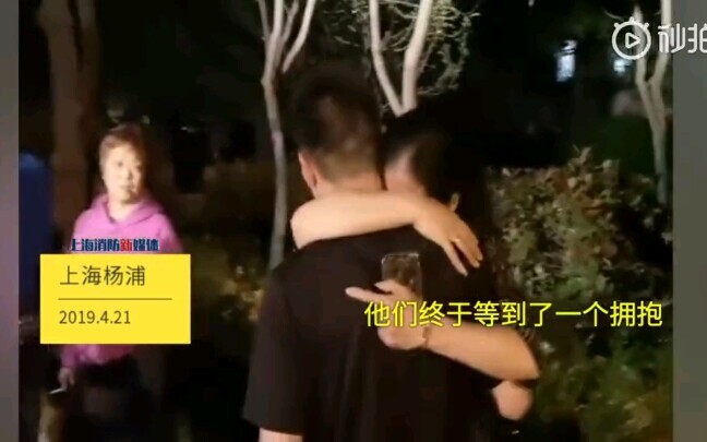 Lính cứu hỏa đi làm gặp mẹ: Cái ôm 5 giây khiến ai cũng rưng rưng!