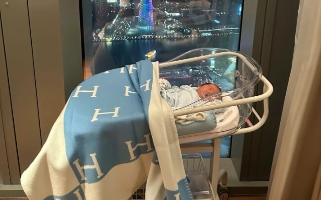 هناك مَنْ وُلِدَ في زخم الحضارة، وهناك مَنْ مرَّ بها عابرًا.