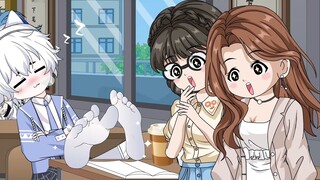 Cậu bé chỉ ngủ trưa trong lớp và đặt chân trong đôi tất trắng lên bàn nhưng lại thu hút sự chú ý của
