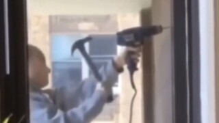 Hari pertama bekerja bagi petugas keamanan...