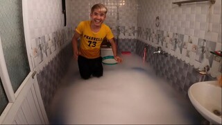 Hưng Troll _ Thử Tắm Bể Đá Khô C02 Khổng Lồ Trong Nhà Vệ Sinh Sẽ NTN