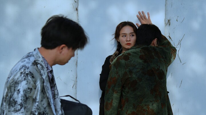 Lotus flowers drift in the lotus pond.