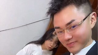 《Nữ đế đường phố váy hồng nhạt》