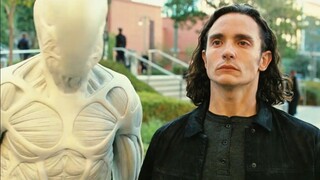 男人只是撞了下路人的肩膀，不料所有人竟停下了脚步，发生了什么