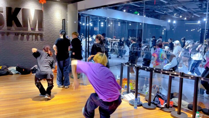 要学的东西还有很多每当在舞蹈室听着音乐，解读，融合，表现，舞动的时候，真的很忘我，真的好快乐[保卫萝卜_哭哭]继续学习，Keep moving