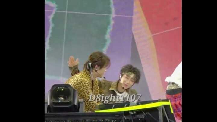 การแก้ไขปัญหาไมโครโฟนของ Dino ชิงเช่อสังเกตเห็นทันที หมิงฮ่าวก็คอยตบหลังปลอบโยนน้องชายด้วย
