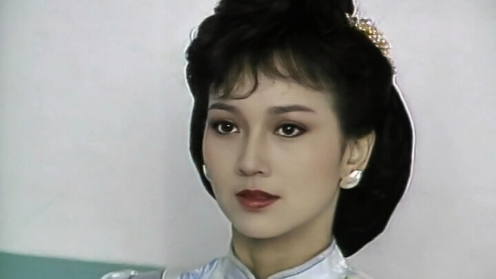 How Can Stunning Glamour and Refined Grace Coexist on the Same Face?